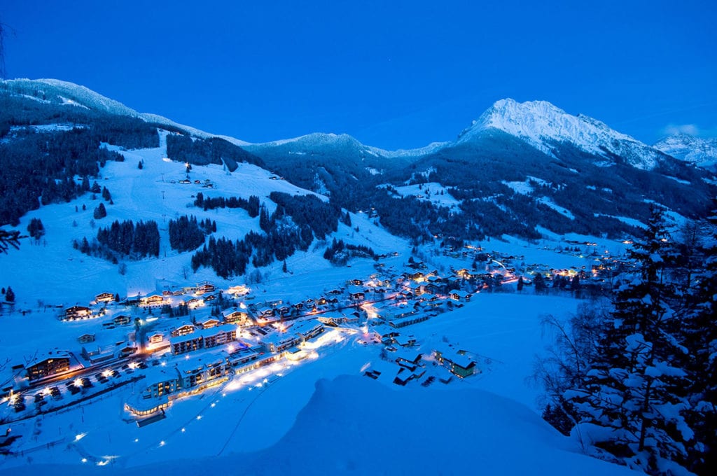Ortsansicht Kleinarl bei Nacht im Winterurlaub in Wagrain-Kleinarl, Salzburger Land